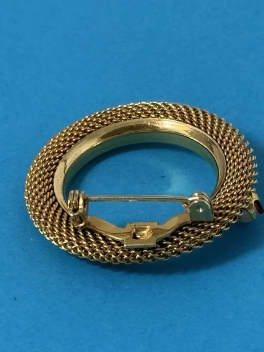 Gold Tone Circular Mesh Brooch Round Wreath Vintage